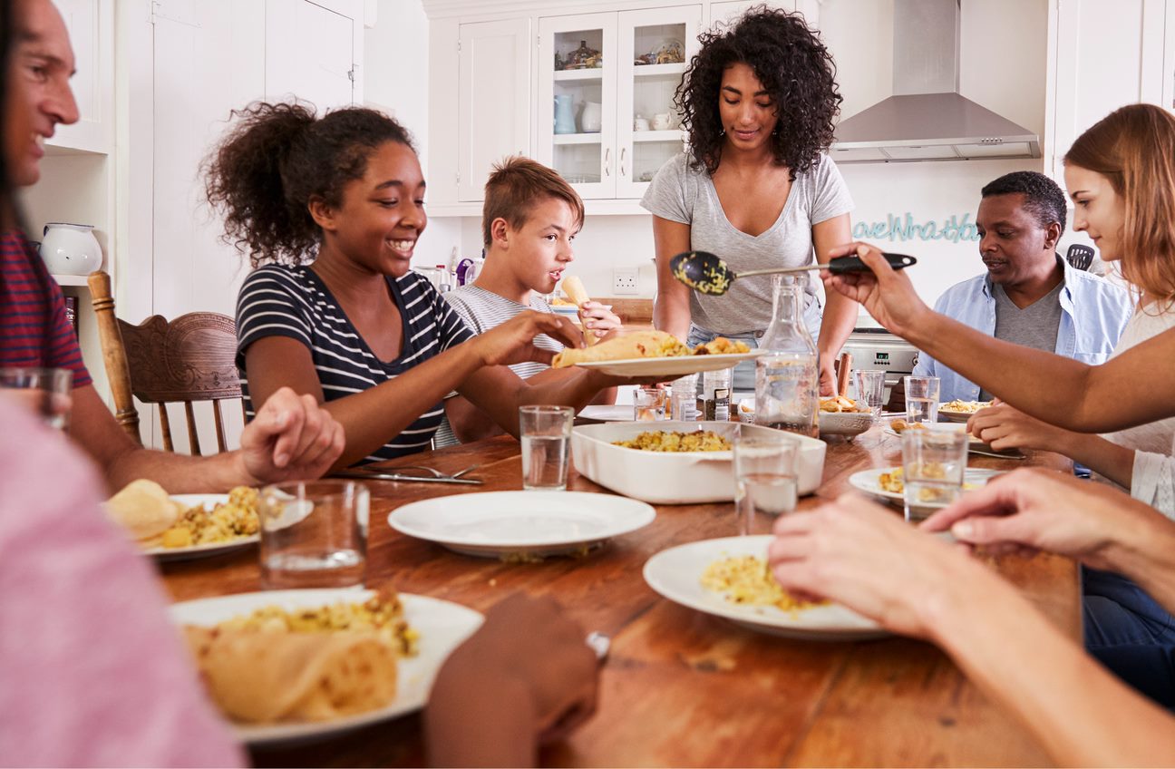 A picture of a family eating dinner.